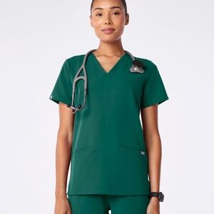 Figs Casma three pocket Top in Hunter Green